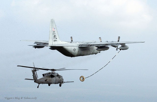 Máy bay KC-130 tiếp dầu trên không cho máy bay trực thăng UH-60 Black Hawk